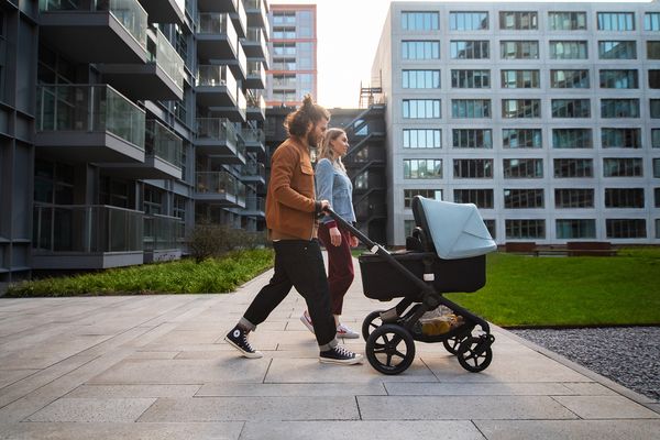 Couple avec poussette Bugaboo