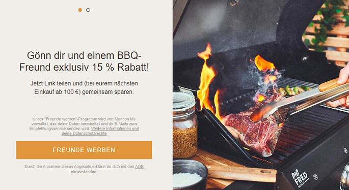 Steak wird auf flammendem Big Fred Grill gewendet – Banner für 15 Prozent Rabatt mit Burnhard Freundschaftswerbung