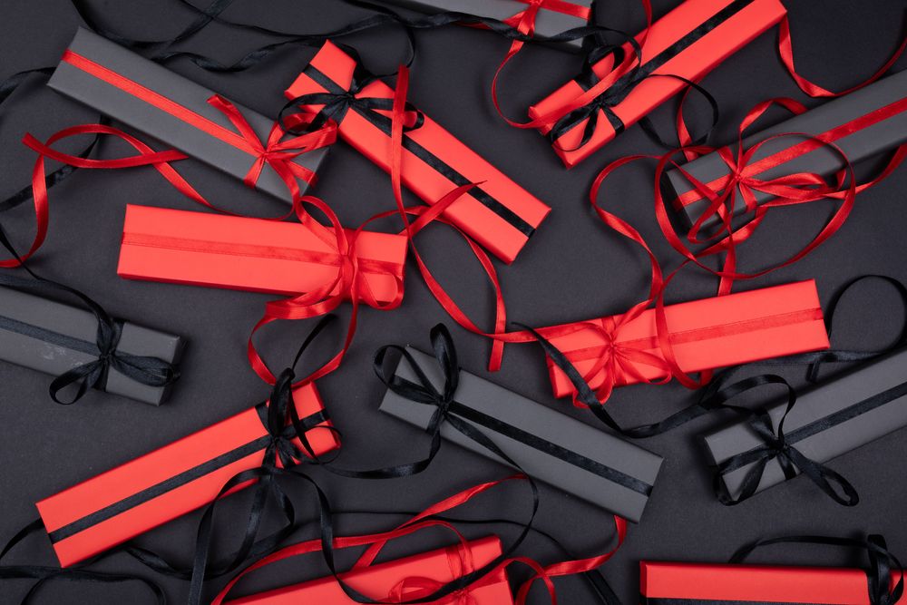 Cadeaux de Noël rouges et noirs pendant le Black Friday