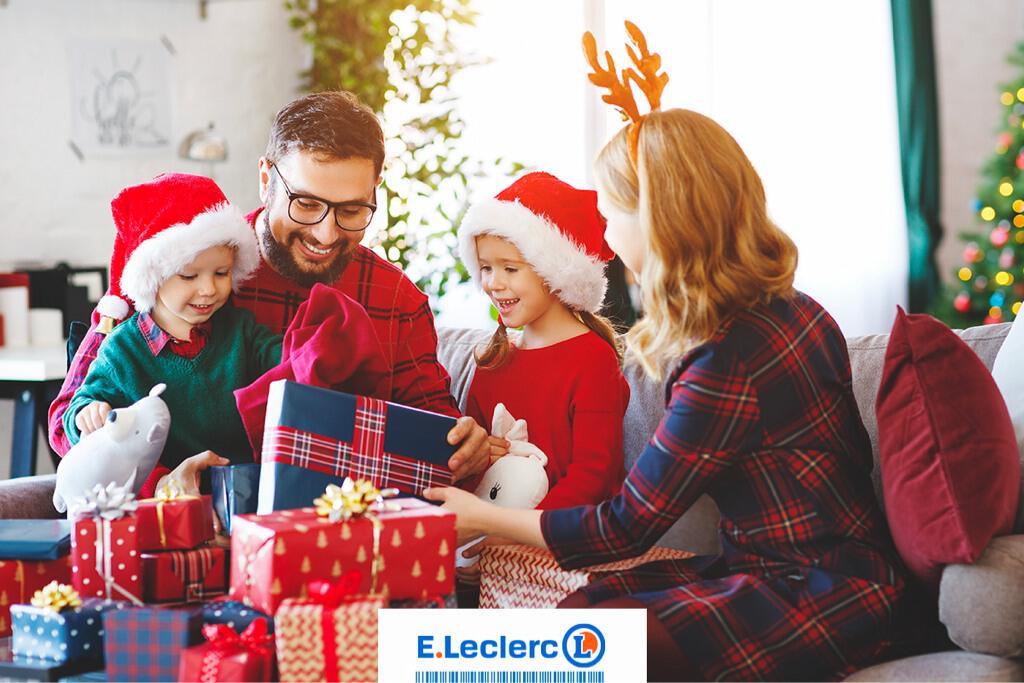 Famille qui échange des cadeaux de Noël Leclerc