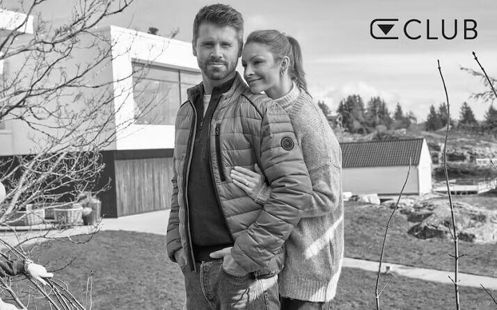 Schwarz-weiß-Bild, wo eine Frau einen Mann in CASAMODA Herrenmode von hinten umarmt mit dem Hinweis auf den CASAMODA Club