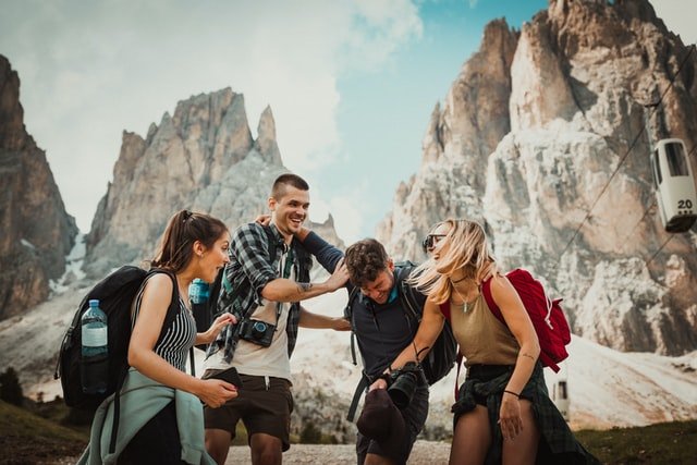 Groupe de jeunes en vacances