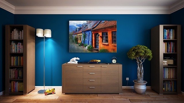 Salon décoré sur mur bleu