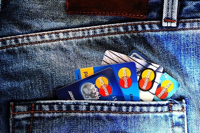 Poche arrière de jan avec différentes cartes bancaires