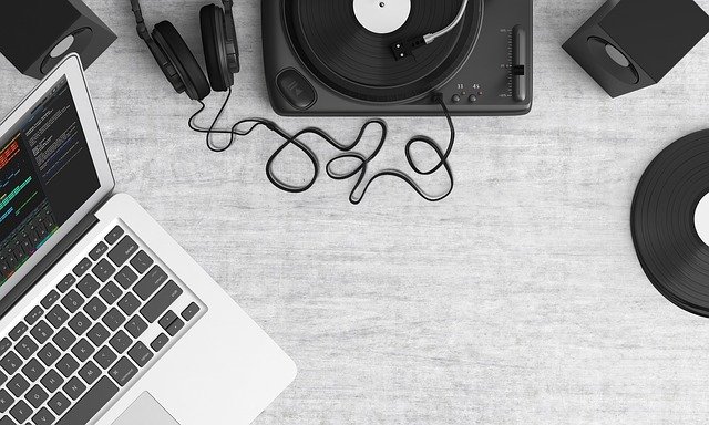 Ordinateur et platine vinyle