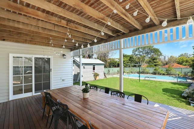 Terrasse avec piscine pour codes promo jardinage