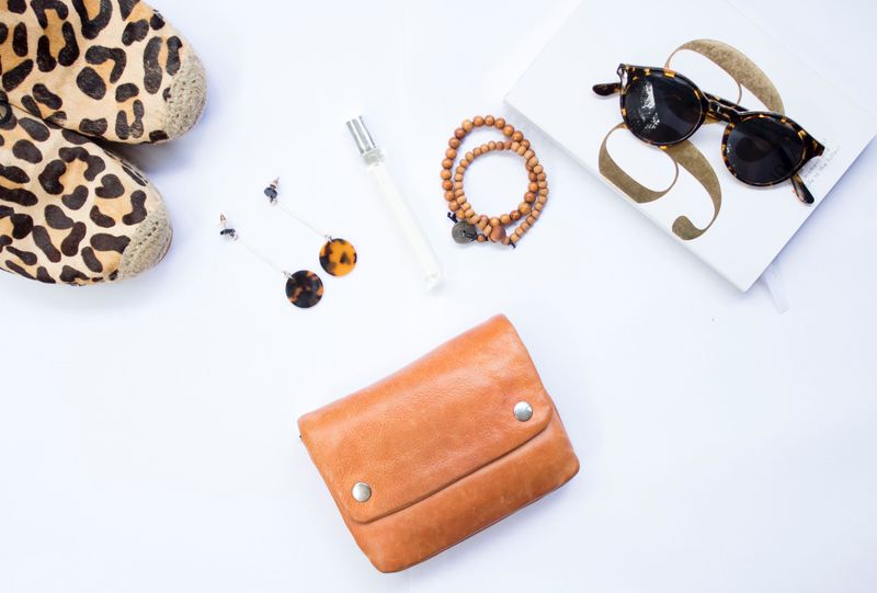 Accessoires de mode femme sur fond blanc