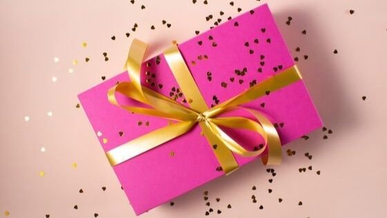 Rosa verpacktes Geschenk das man mit Gutscheinen günstig bestellen kann
