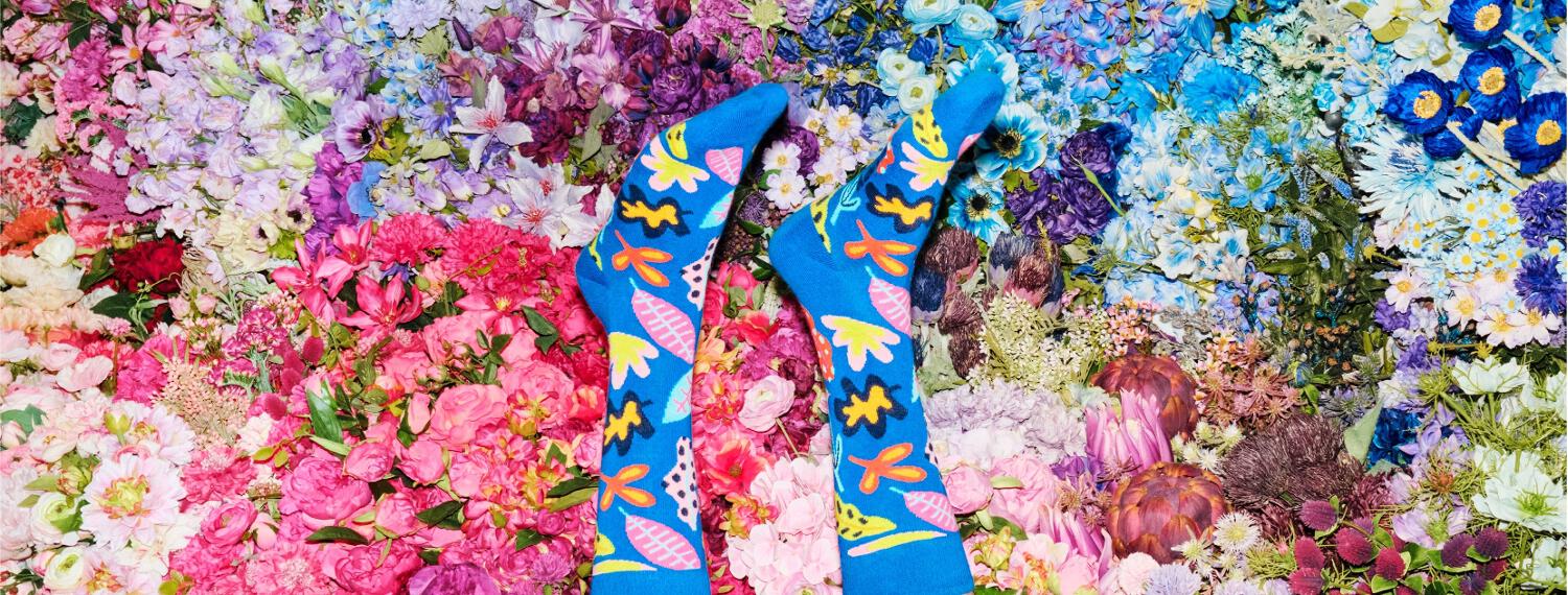 des chaussettes au motif feuilles Happy Socks sur fond fleuri