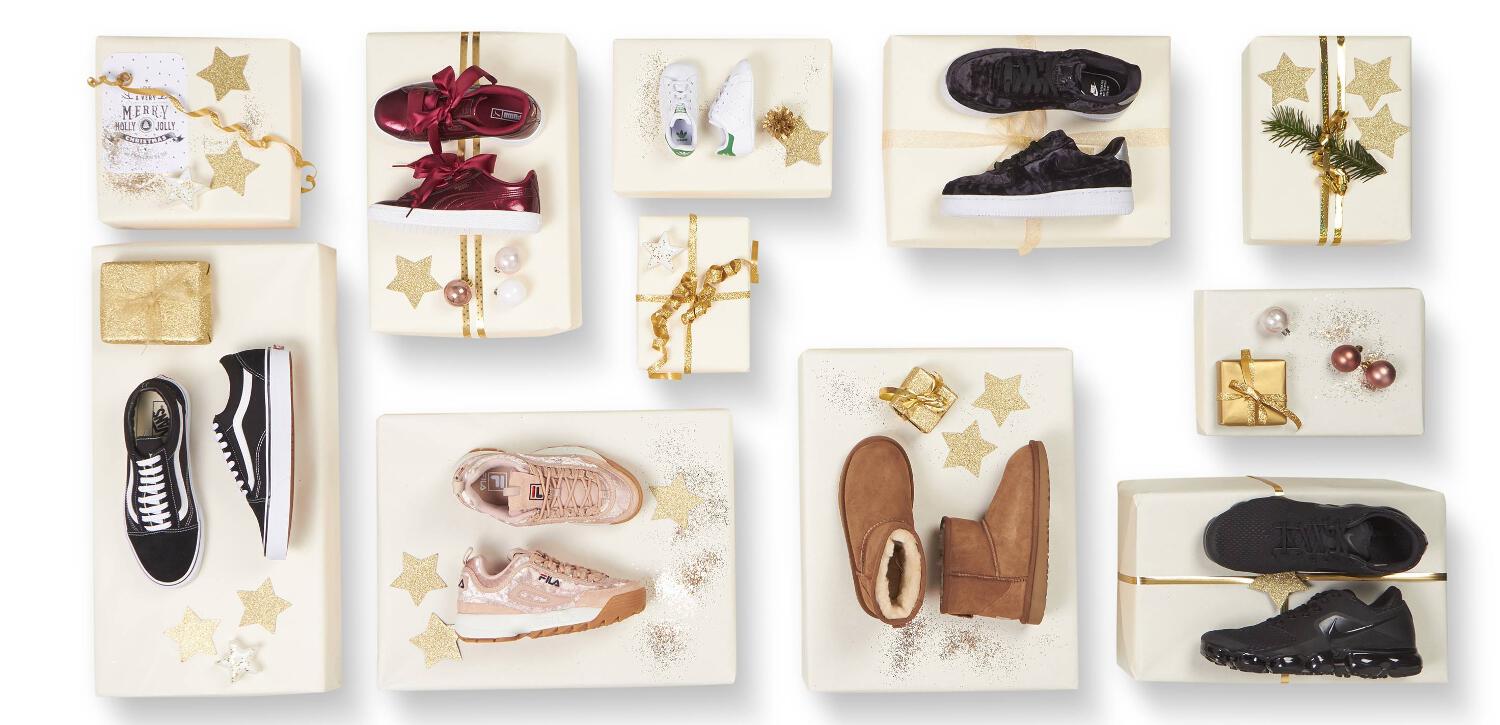 Chaussures sur des paquets cadeaux Courir