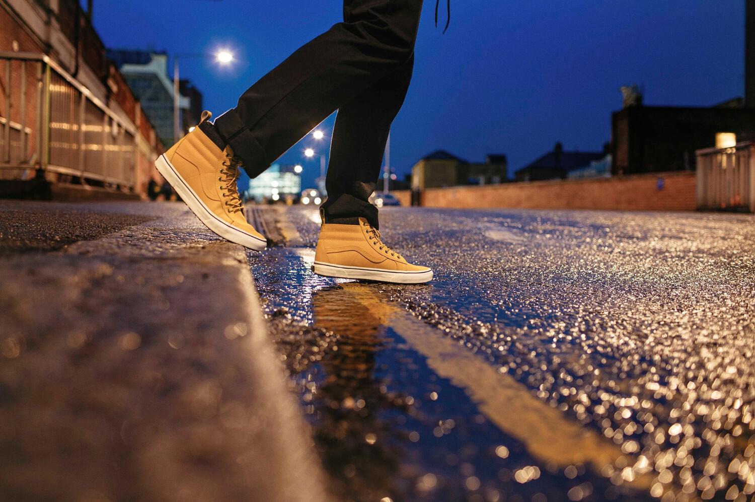 chaussures Vans montantes beiges vues de nuit