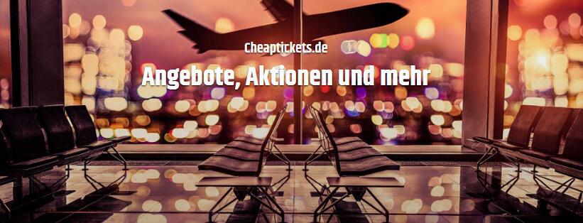 Eine Abflugwartehalle bei Sonnenuntergang mit startendem Flugzeug im Hintergrund; Hinweis auf die Cheaptickets Angebote und Aktionen