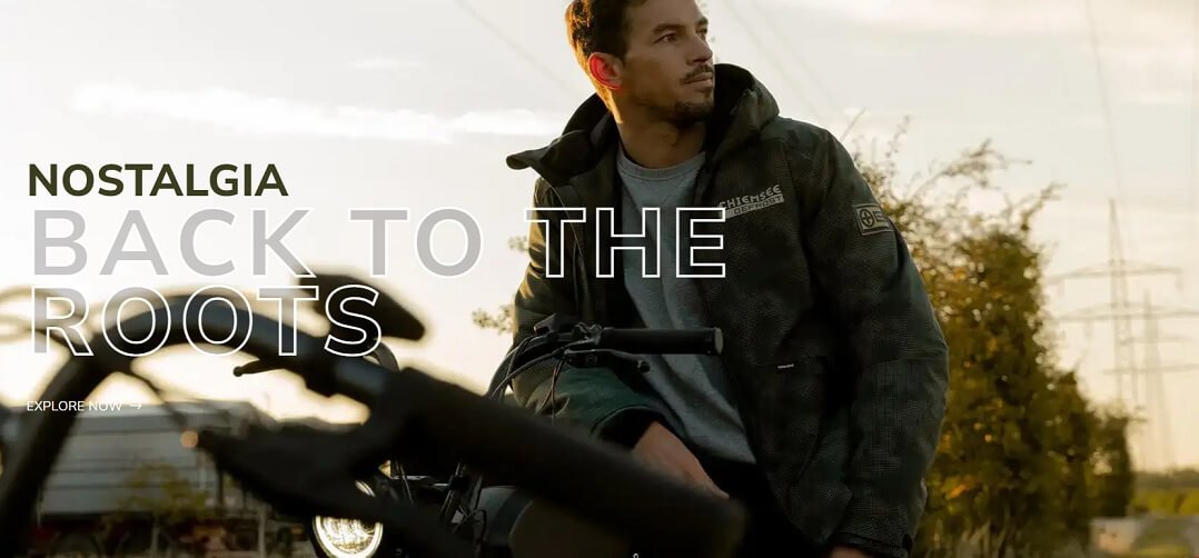 "Back to the roots" Mann in schwarzer Jacke auf Bike als Banner für die CHIEMSEE Gutscheinseite