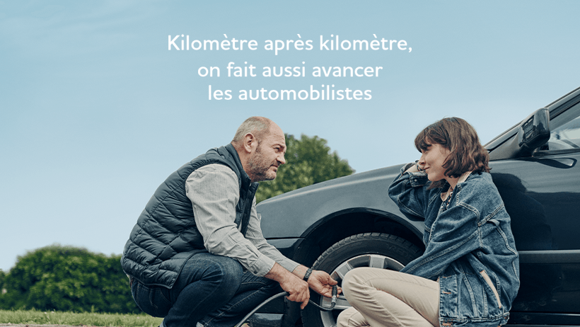 homme et femme assis devant voiture