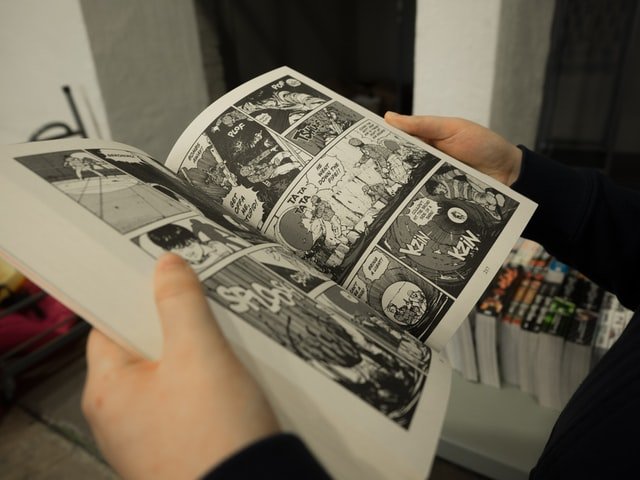 Personne lisant un manga