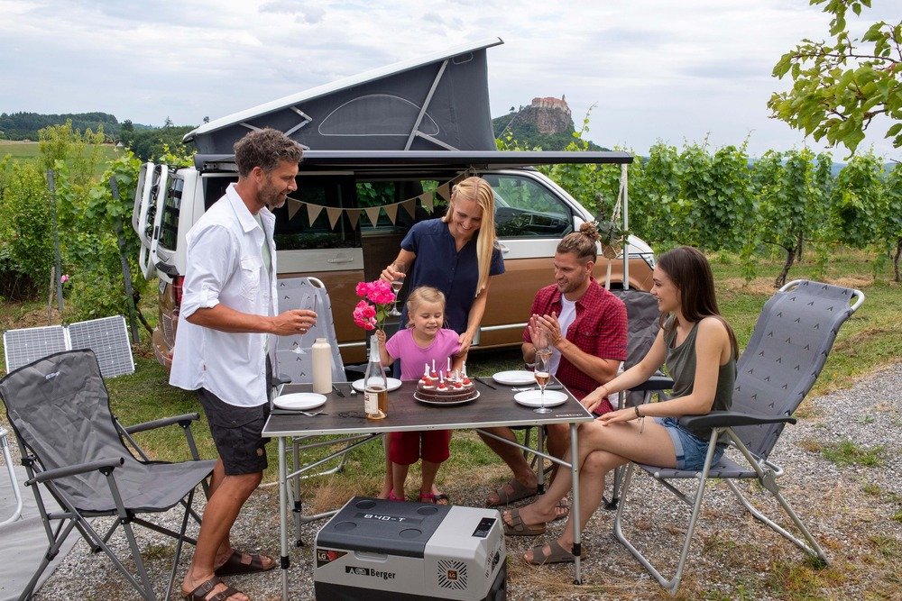 Famille autour d’une table de camping Berger