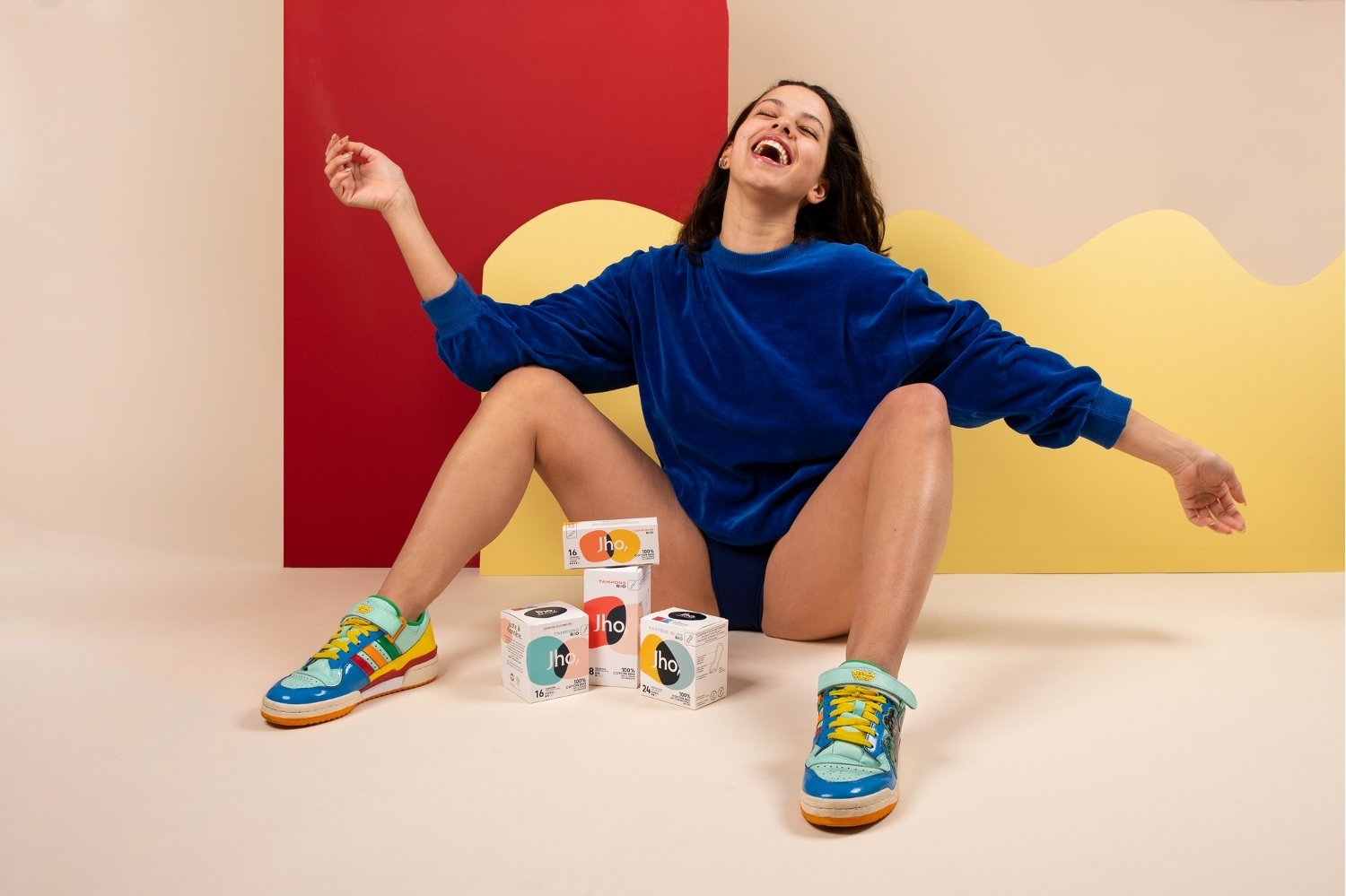 Femme portant une culotte menstruelle Jho et des tampons bios