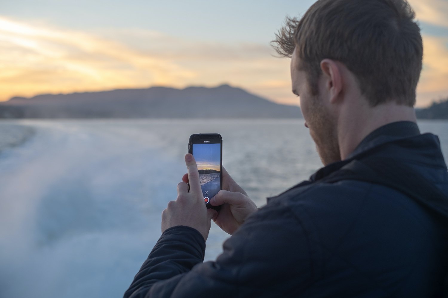 Homme filmant une vidéo Vimeo