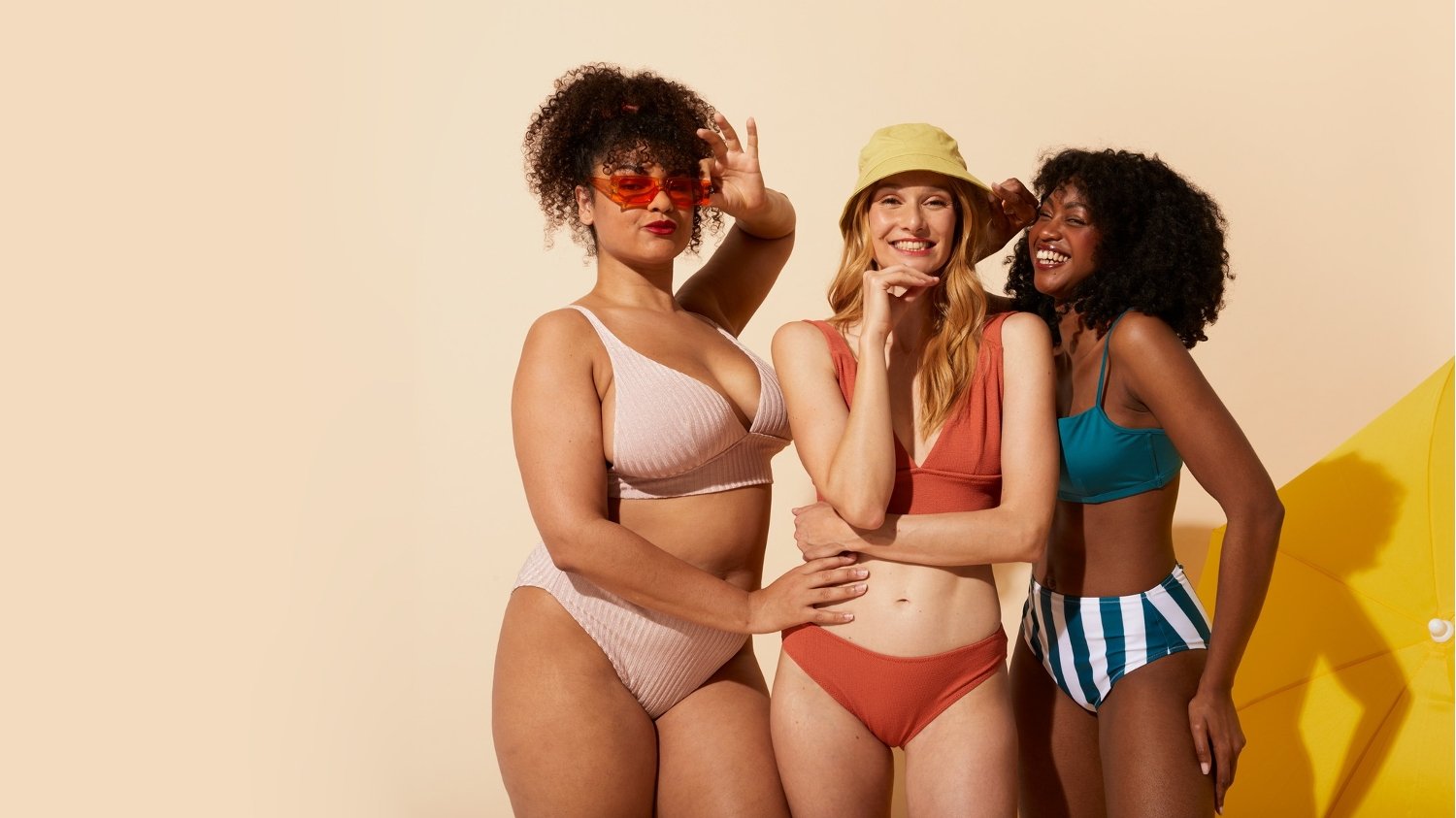 Trois mannequins de différentes tailles portant un maillot de bain We Are Jolies