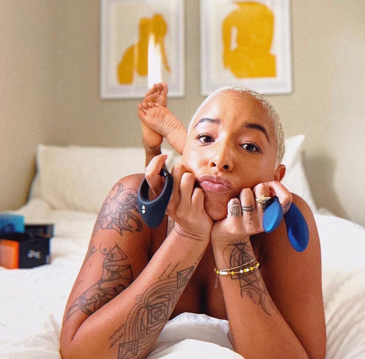 Femme tenant un sextoy et un cockring We-Vibe