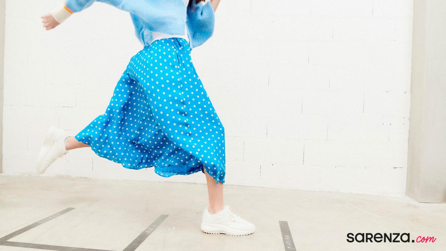 jupe bleue et chaussures de la collection Sarenza printemps-été