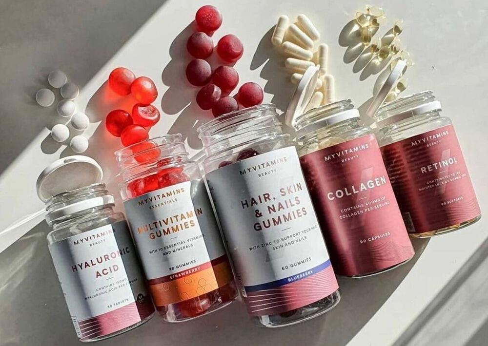 5 flacons de compléments alimentaire et gummies Myvitamins ouverts sur une table