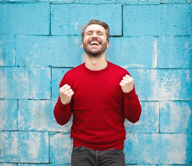 Homme souriant sur fond bleu