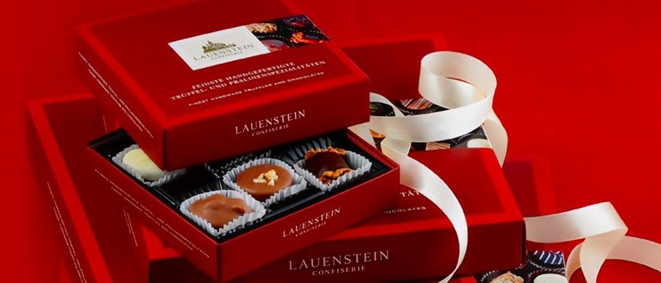 Handgemachte Pralinen im Online-Shop von Confiserie Lauenstein schön verpackt als Geschenk