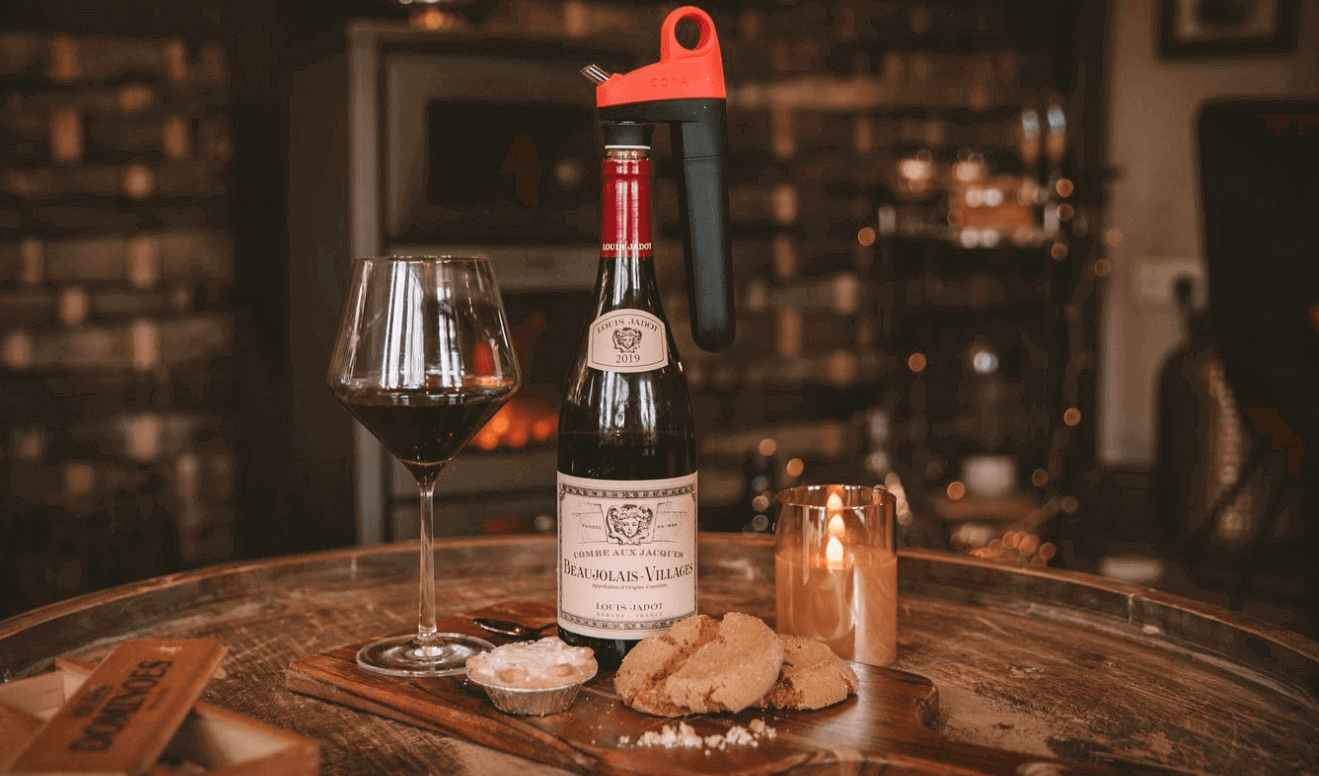 Banner für die Coravin-Gutscheinseite mit Abbildung einer Weinflasche mit eingesetztem Weinausgießer