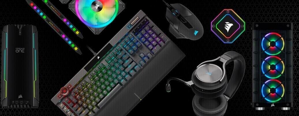 Banner der Corsair Gutscheinseite: dunkle Corsair Geräte wie Tastatur und Kopfhörer mit regenbogenfarbener Beleuchtung