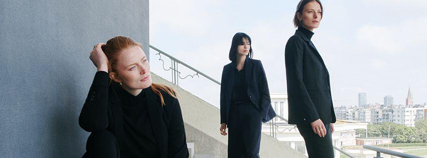 3 femmes en costume noir Caroll