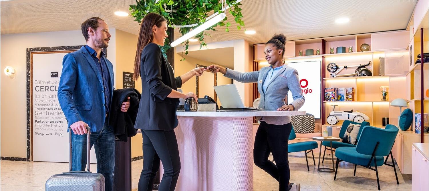 Couple dans un lobby d’aparthotel Adagio
