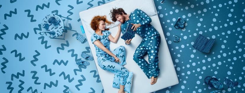 Couple en pyjama sur un lit Simba