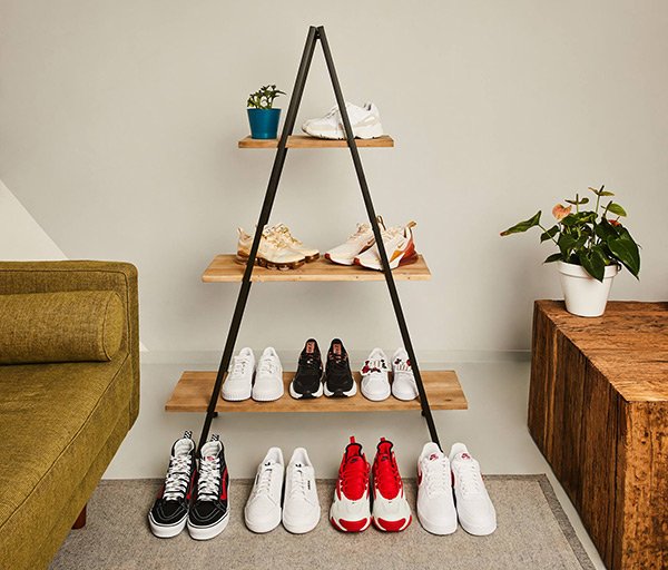 Etagère avec différentes paires de baskets