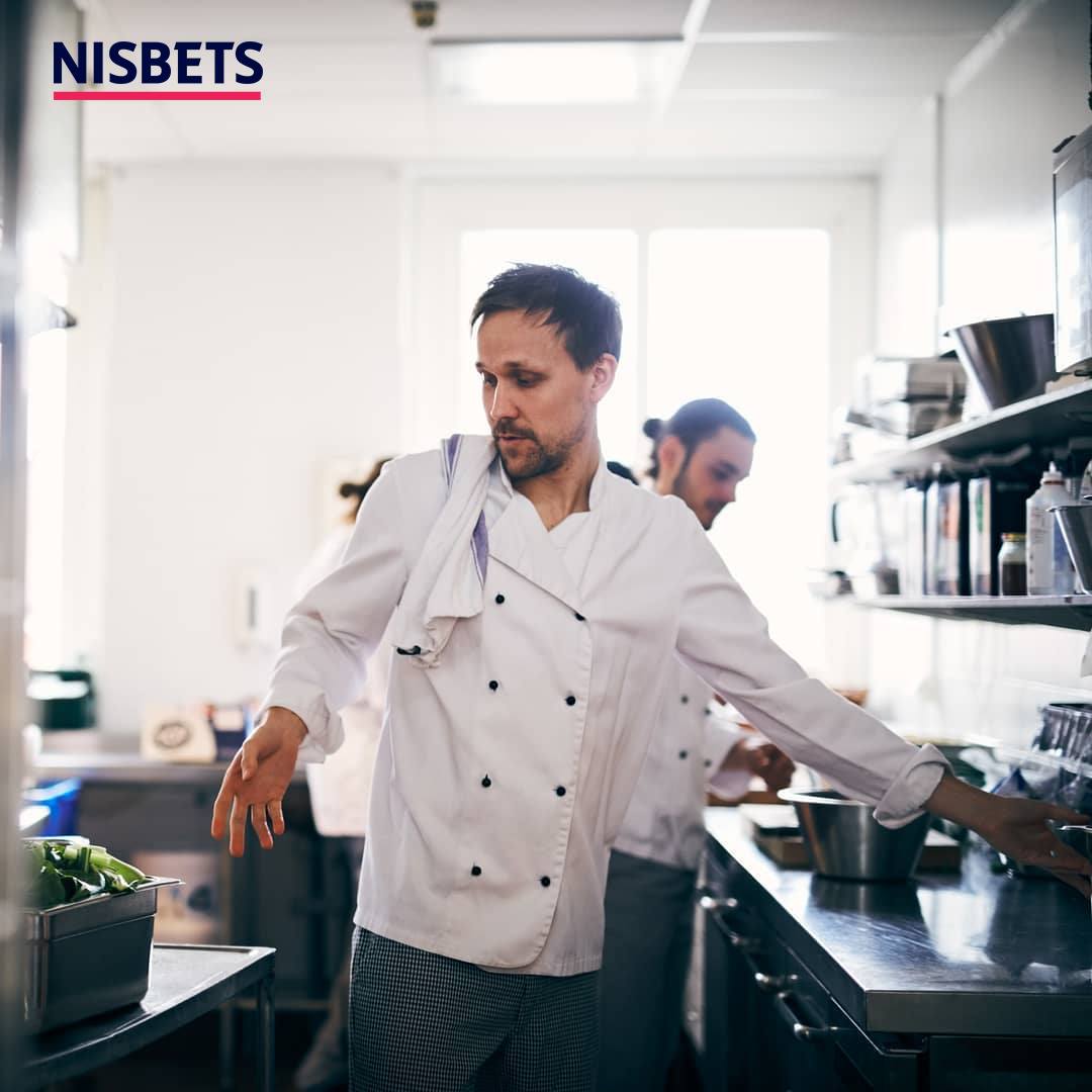 Cuisinier de restaurant avec matériel professionnel Nisbets