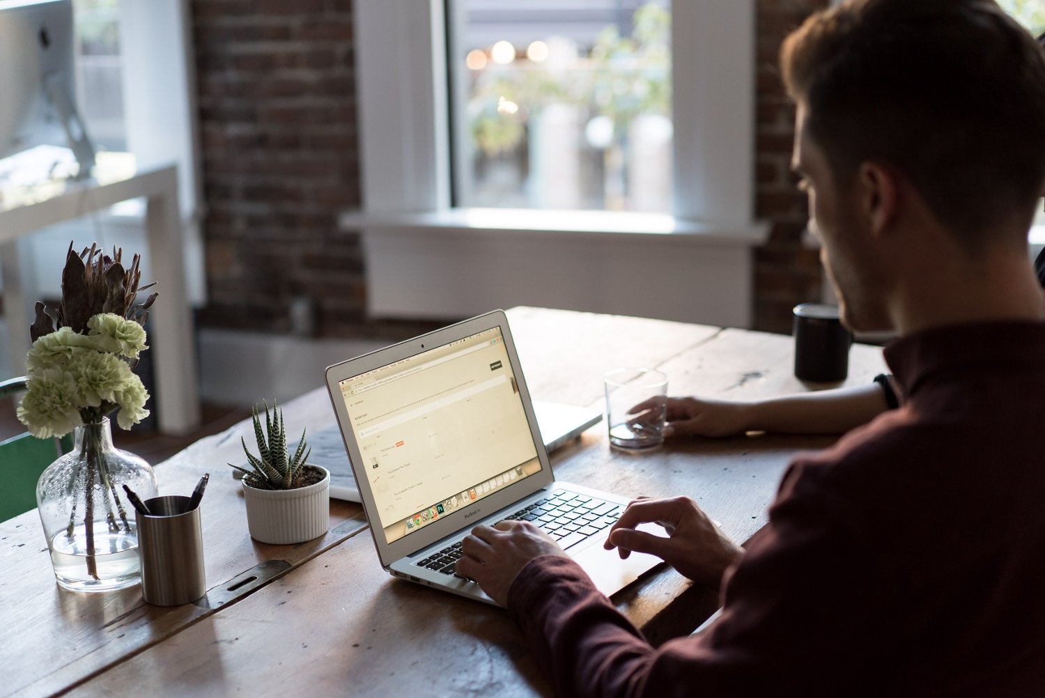 Mann shoppt am Cyber Monday nach den besten Online Angeboten am Laptop