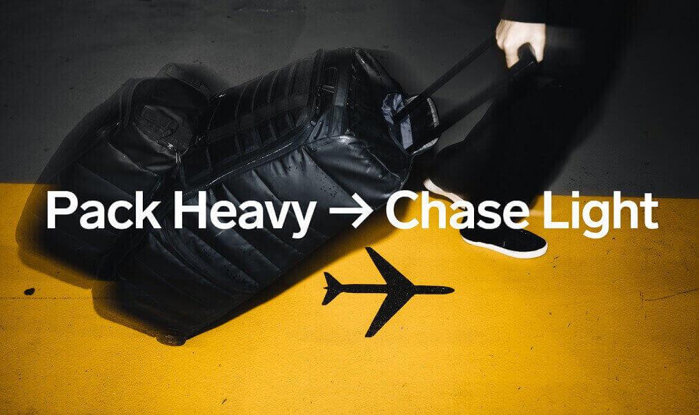Banner für die Db Journey Gutscheinseite: Person zieht Db Journey Gepack mit Hook-up-System auf einem gelben Weg mit Flugzeugsymbol hinter sich her