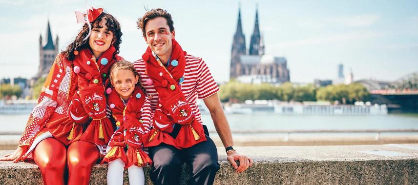 Familie mit Mottoschals zum Karneval