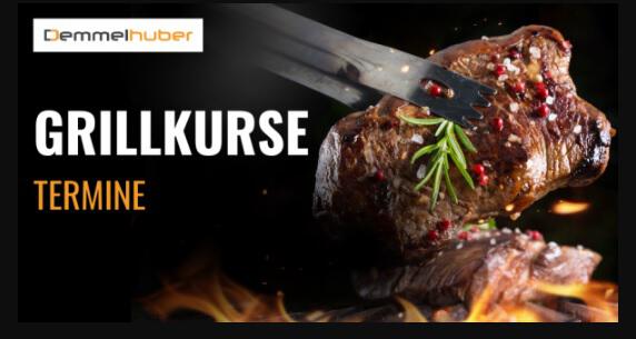 ein Stück Fleisch wird vom Grill gehoben; Hinweis auf die Demmelhuber Grill-Kurse.