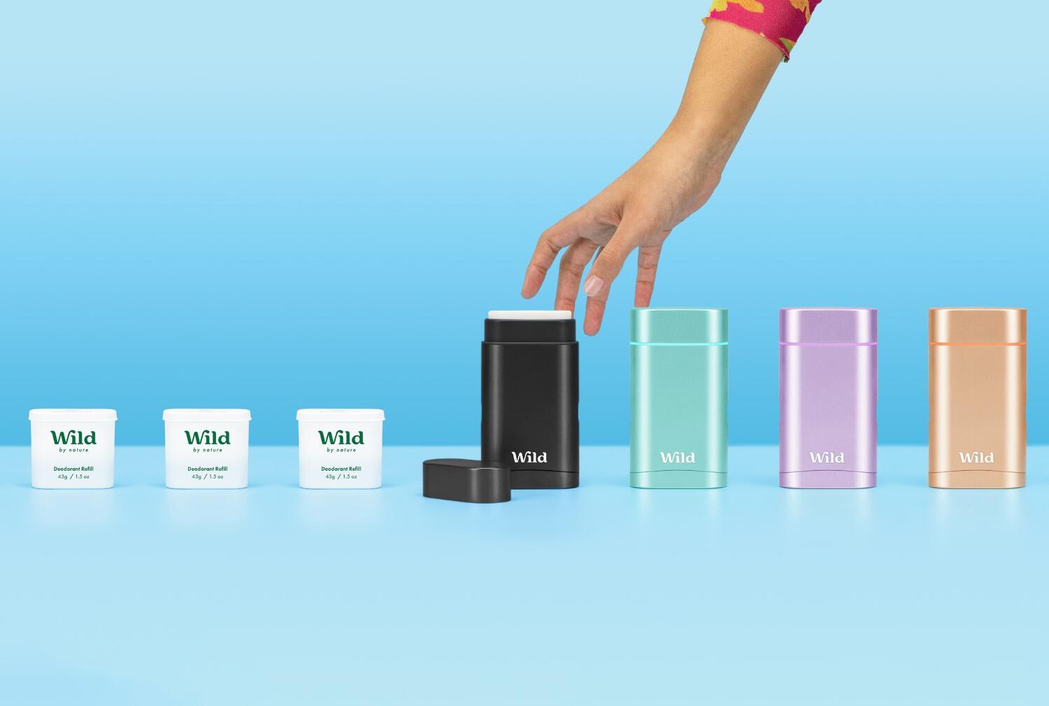 Déodorants Wild rechargeables sur fond bleu