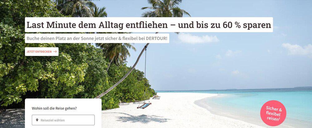 Menschenleerer Strand und Hinweis auf bis zu 60 % auf DERTOUR Last Minute Angebote