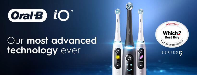Deux brosses à dent électriques Oral-B sur fond bleu avec slogan