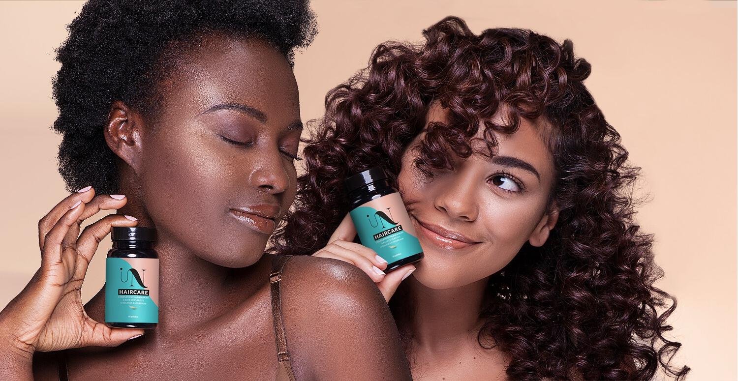 deux mannequins femme tenant un flacon In Haircare à la main