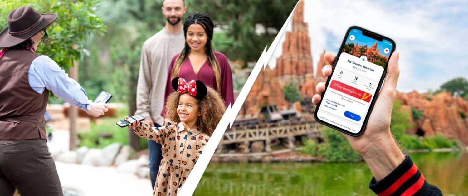 Banner für den Disneyland Paris Premier-Access mit Kind, das den QR Code auf dem Smartphone vorzeigt