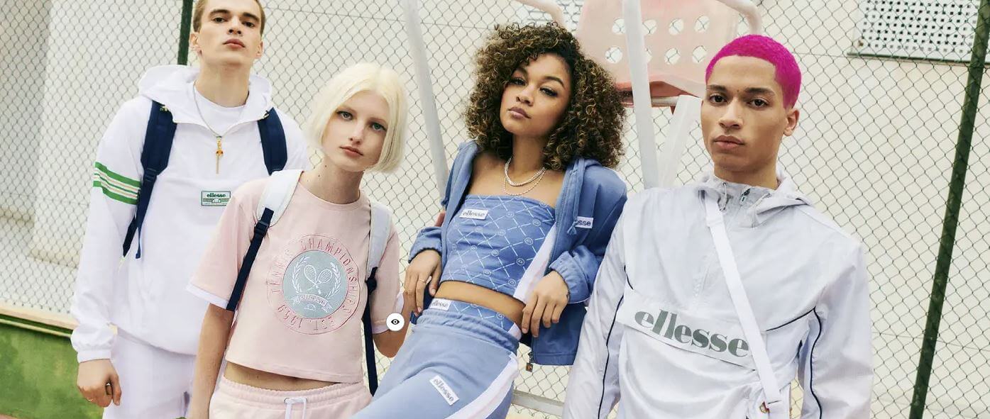 Banner für die ellesse Gutscheinseite: Vier junge Menschen in ellesse Damenmode und Herrenmode
