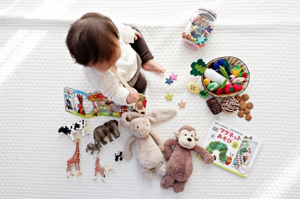 Enfant qui joue avec des jouets sur un tapis