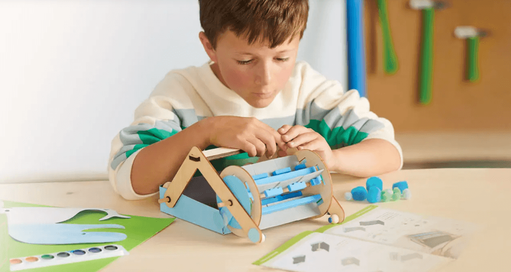 Enfant jouant avec la Kiwi Crate KiwiCo