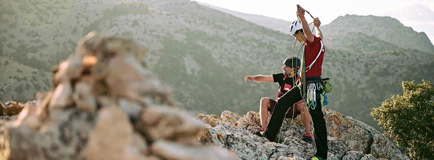 Deux personnes faisant de l&apos;escalade sur une montagne avec un équipement Alpiniste.fr