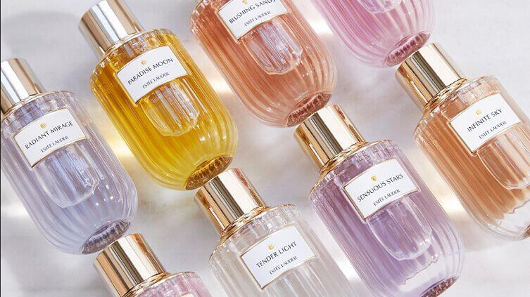 Eine Auswahl unterschiedlicher bunter Estee Lauder Parfums als Banner der Estee Lauder Gutscheinseite