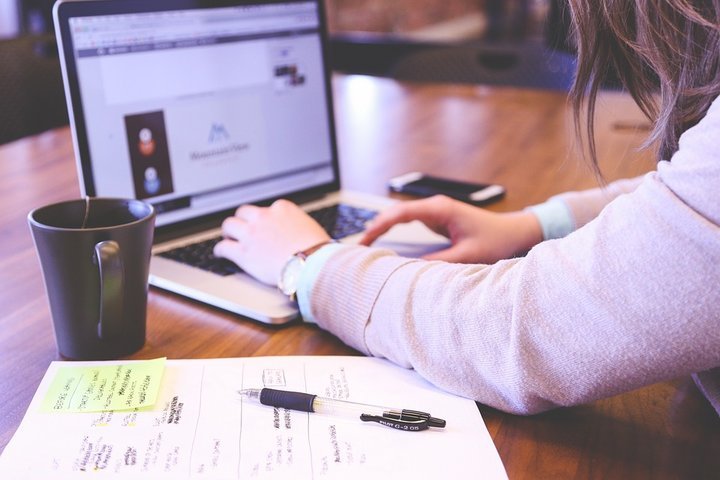 Etudiante ordinateur portable notes